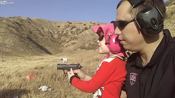 Sen Nasıl Babasın! 4 Yaşındaki Kızına Silah Kullandırtan Adam