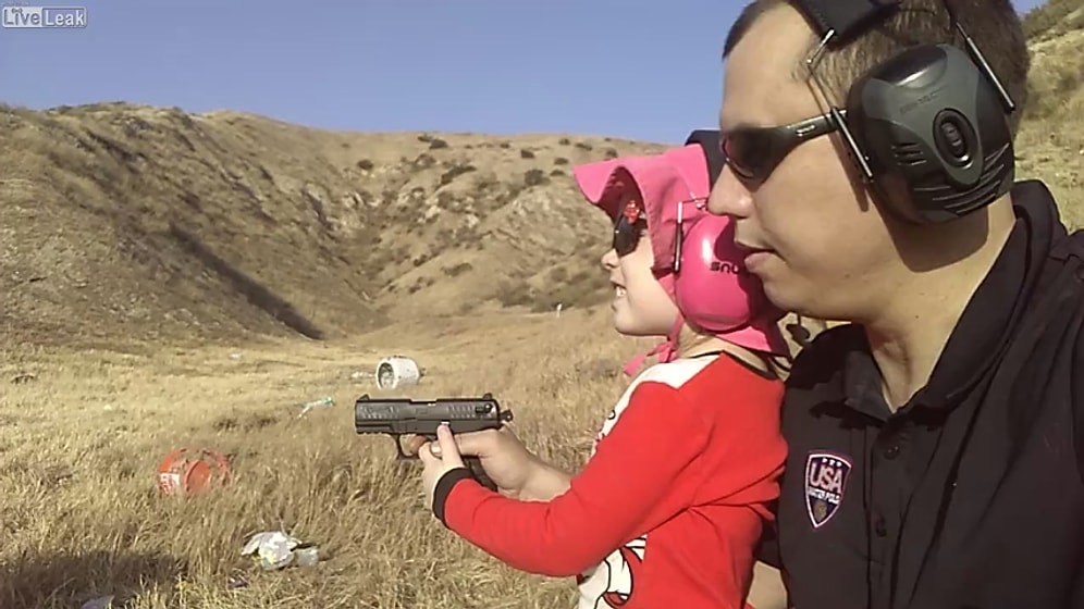 Sen Nasıl Babasın! 4 Yaşındaki Kızına Silah Kullandırtan Adam