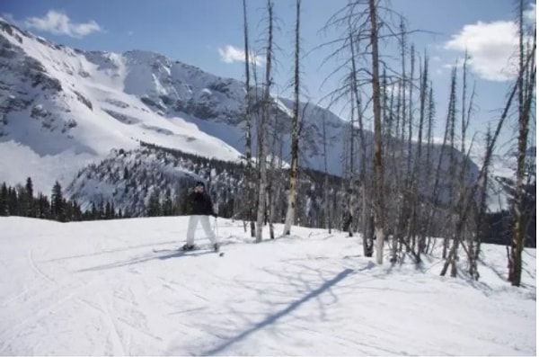 14. Белые штаны лыжника, которые идеально сочетаются с краем холма, становятся будто прозрачными.