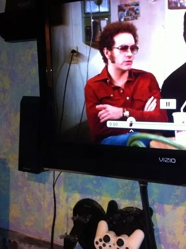 1. Электрические провода в комнате идеально сочетаются с теми, что показывают в шоу 70-х годов на экране телевизора.