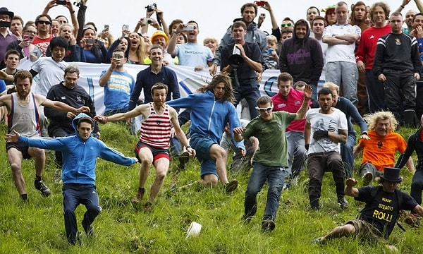 4. Куперсхилдская сырная гонка традиционно проводится в последний понедельник мая. Суть этого необычного состязания в том, что участники спускают головку сыра с горы и бегут за ней. Кто первый догнал продукт, тот и победитель. В какой стране проводятся эти веселые состязания?