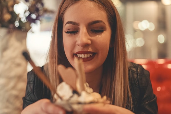 1. Кто не любит летом отдохнуть от жары в затененном кафе-мороженом, с упоением поедая свой любимый десерт.