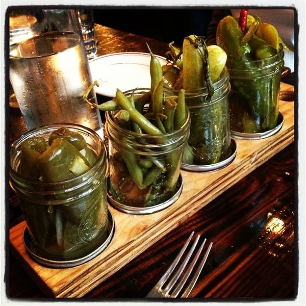 8. Идея принадлежит нью-йоркскому ресторану Jacob’s Pickles, который регулярно подает соленья своим гостям и даже продает банки с маринованными продуктами.