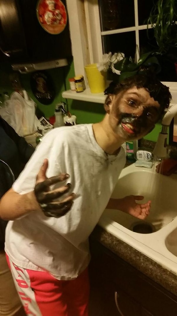 5. "Мой 12-летний племянник решил, что будет круто ударить молотком по баллончику с краской".