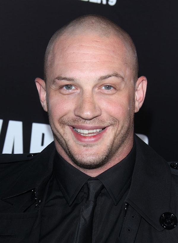 2. Том Харди расстался с шевелюрой ради съемок в фильме "Фонзо". Поклонницы без ума от нового образа кумира.