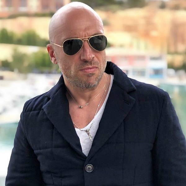 9. Дмитрий Нагиев избавился от волос потому, что, по его мнению, так легче смывать негативную энергетику.