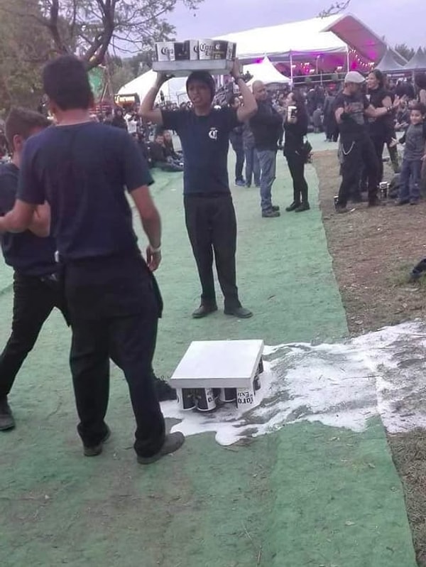 1. Почувствуйте всю боль и разочарование этого официанта, взглянув на его лицо