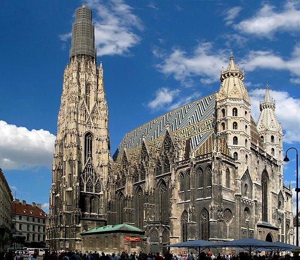 Viyana'da annesi ve teyzesini keyifle dolaştıran Lessien High Priest Aziz Stephan Katedrali'nin ucunu tutuyormuş gibi fotoğraflarını çekmek istedi.