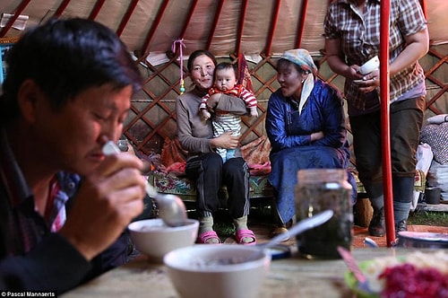 En Kutsal Sevgi! Annelik Bağının Her Yerde Güçlü Olduğunu Gösteren Kalplerinizi Isıtıcak 16 Kare