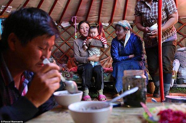 6. Kamerasıyla 10 yıldan daha fazladır dünya turu yapan Mannaerts, annenin kameraya gülümsediği bu fotoğrafı 2014 yılında Moğolistan'da çekmiş.