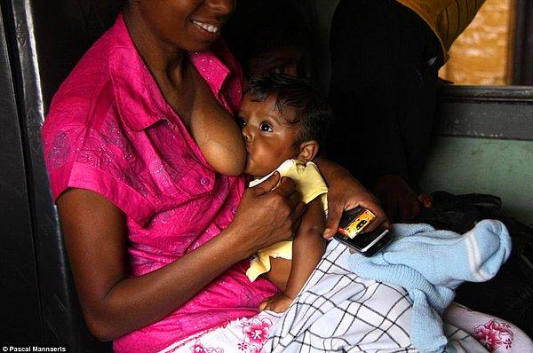 10. Ella, Sri Lanka'da çocuğunu emziren bir anne.