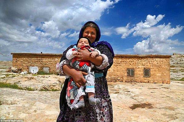 11. Harran, Türkiye'de bir anne bebeğini gururla kameraya gösteriyor.