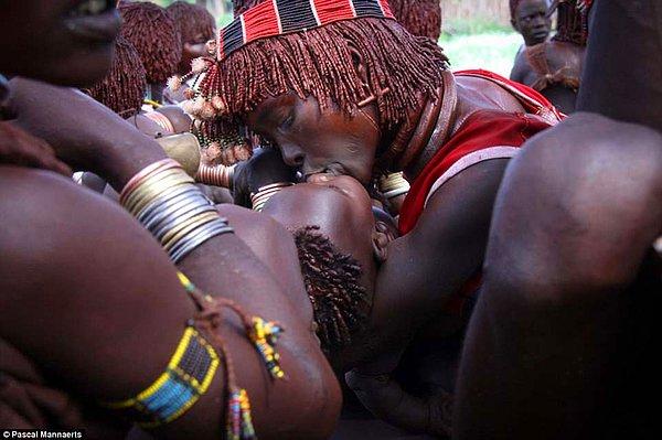 13. Turmi, Etiyopya'da bir kabilenin törenlerinde anne ile çocuk arasında yaşanan bağ.