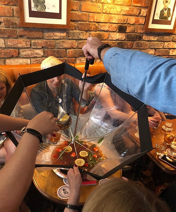 1. "Наш коктейль подали в зонтике"