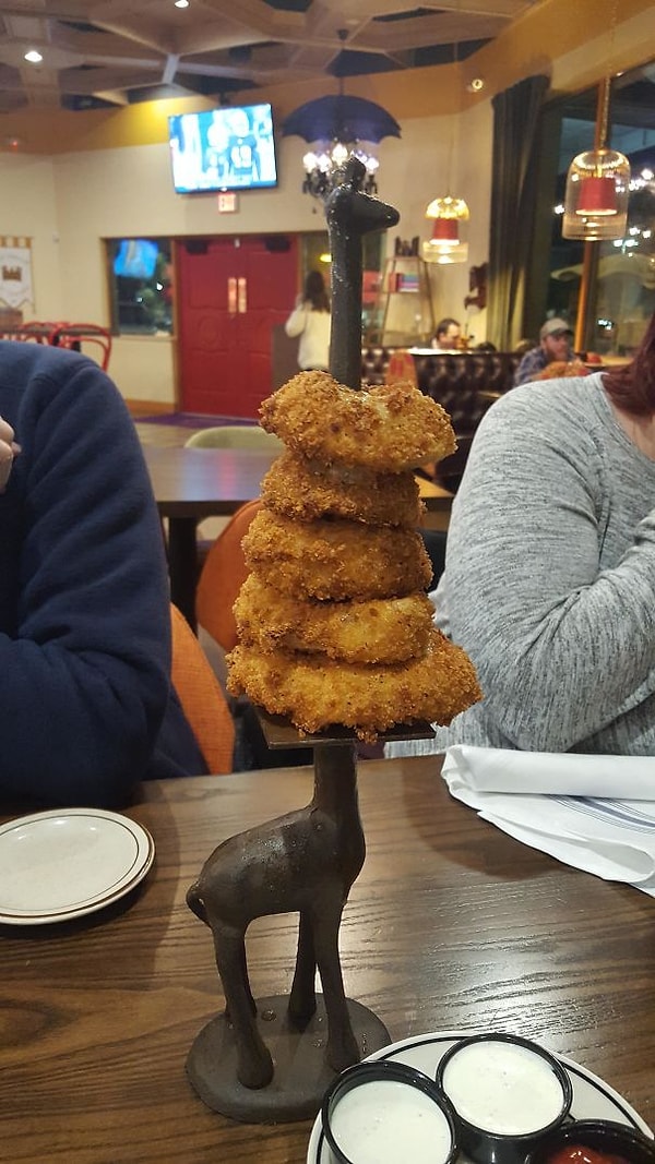 3. "Нам принесли луковые кольца на жирафе"