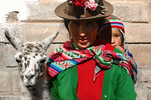 1. На этом фото вы можете видеть маму из Куско, Перу (2005), которая даже чем-то напоминает Чичу из "Похождений императора", особенно учитывая, что рядом с ней тоже стоит лама!