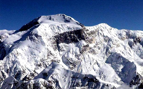 9. В каком горном хребте находится гора Победа?