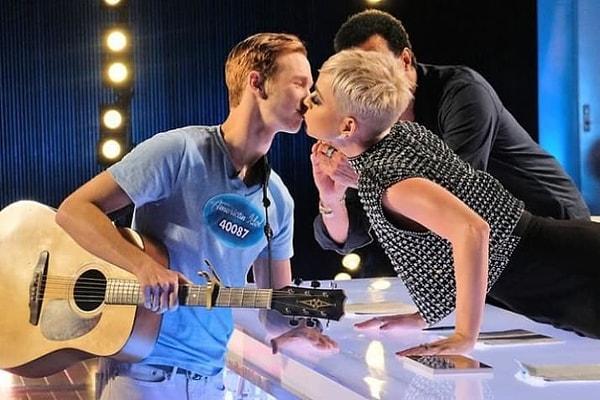 "American Idol" yarışmasının 16. sezonu devam ederken, jüri koltuğunda oturan Katy Perry "wig" ve bir yarışmacıyı kandırarak öpmesi gibi olaylar ile gündeme gelmişti.