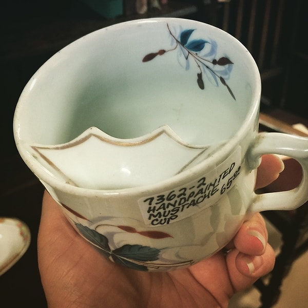 5. Так выглядит чашка, которая во время питья защищает мужские усы от намокания.