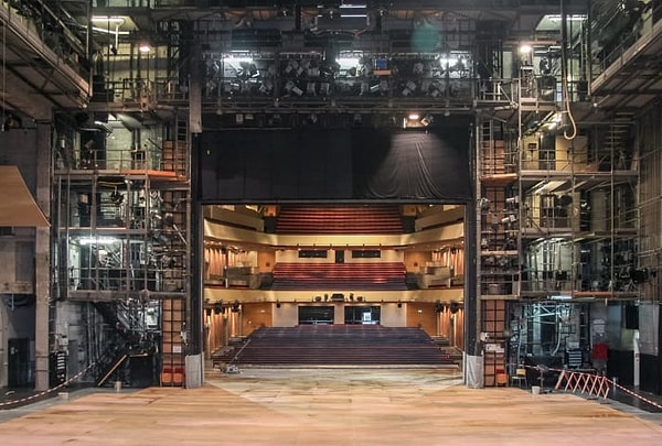 9. Вот что видят актёры со сцены: