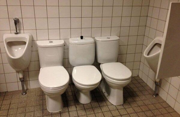 1. Когда в туалете срочно нужна "помощь друзей":