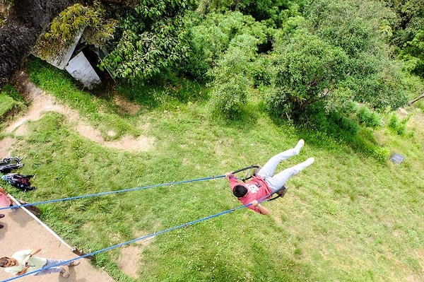 ... обычные качели на холме, снятые с правильного ракурса!