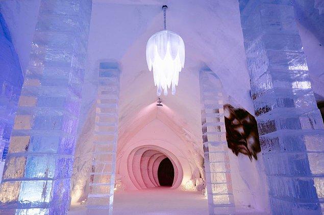 Kanada Quebec'de yer alan  Hotel de Glace, dondurucu soğukları sevenlere hizmet veriyor. Otel 7 Ocak'ta açılıyor ve 27 Mart'ta kapanıyor çünkü her yıl yeniden buzdan inşaa ediliyor.