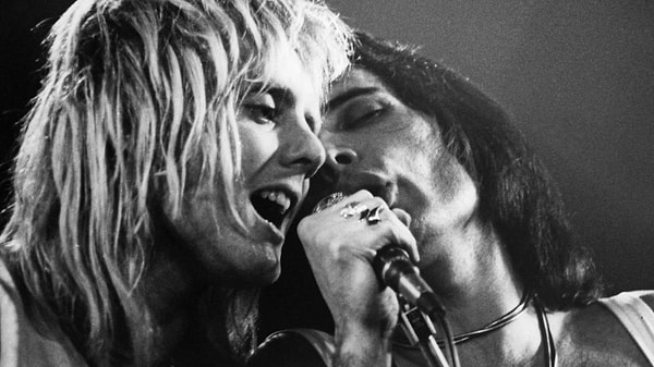 5. Барабанщик Роджер Тейлор и певец Фредди Меркьюри выступают в Playhouse в Эдинбурге 1 сентября 1976 года.