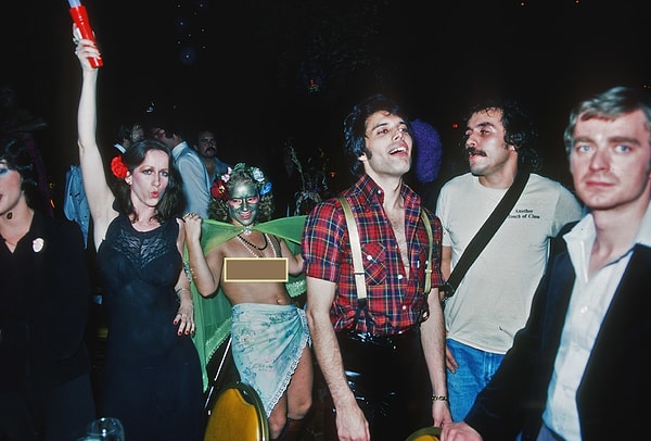 10. 31 октября 1978 года Фредди пробивается через группу фанатов.