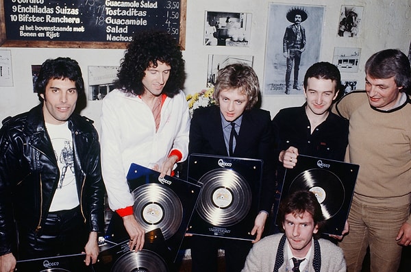 11. Группа празднует запись альбома «A Night at the Opera», дважды ставшего платиновым в 1979 году.