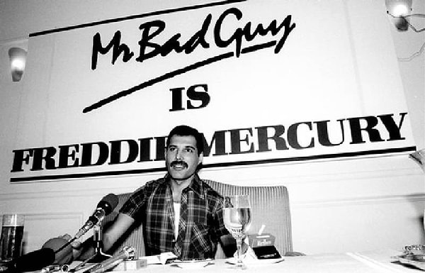 15. В 1985 году Фредди проводит личную пресс-конференцию в Сиднее перед выпуском своего первого сольного альбома Mr. Bad Guy.