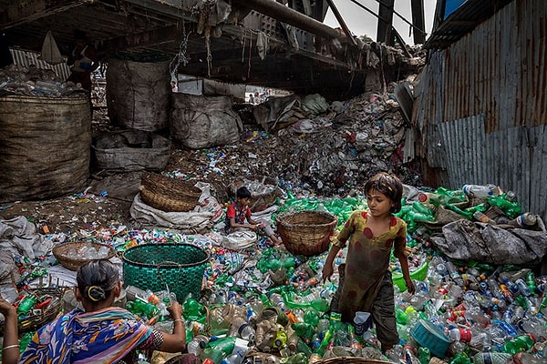3. А вы чувствуете укол совести, когда бросаете пластик прямо в мусорное ведро? Ведь делая это, мы только усугубляем проблему.