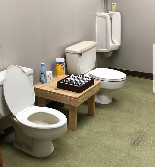 7. Правильно, единственное, что в такой ситуации может сблизить "соратников" — это партия в шахматы 😂