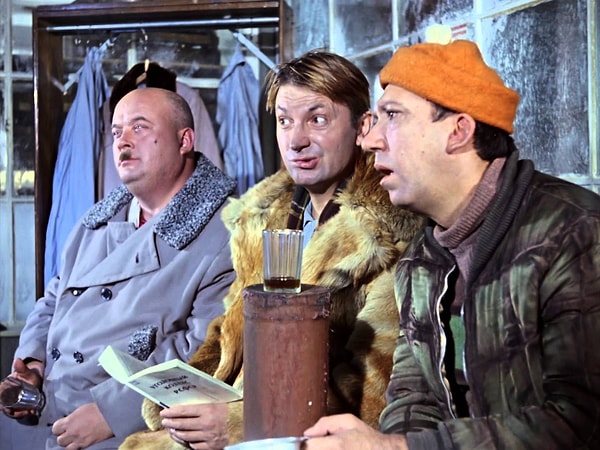 10. "Операция "Ы" и другие приключения Шурика" - лучшего названия не придумаешь. Но создатели фильма так не считали и хотели назвать сборник теленовелл...