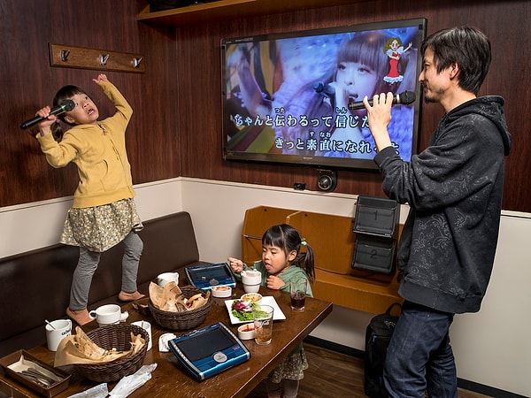 14. Как дети развлекаются с папой в Японии: