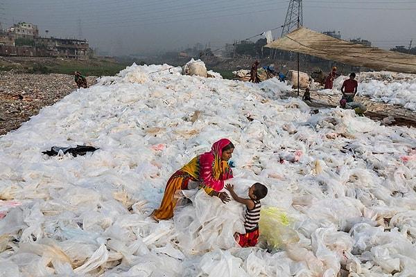 "Dakka, Bangladeş'teki Buriganga Nehri'nin kıyılarına beyaz plastik atıklar vurunca, aynı anda oğlu Momo'ya bakan Noorjahan onları düzenli olarak çevirerek kurumaları için seriyor. Plastikler sonunda bir geri dönüşümcüye satılacak, Dünya çapındaki plastiklerin %5'inden azı geri dönüştürülüyor."