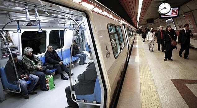Metroya ya da tramvaya binerken inenlere öncelik tanınır.