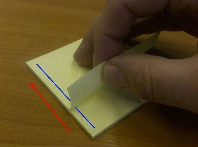 Post-it dikine değil, yatay koparılmalıdır. Böylece kıvrılmaz ve yapışkanı daha kalıcı olur.