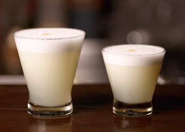 6. Эта разновидность виноградной водки очень популярна в Чили и Перу. До сих пор многие шутят, что именно из-за этого спиртного напитка испанцы отправились покорять Южную Америку.