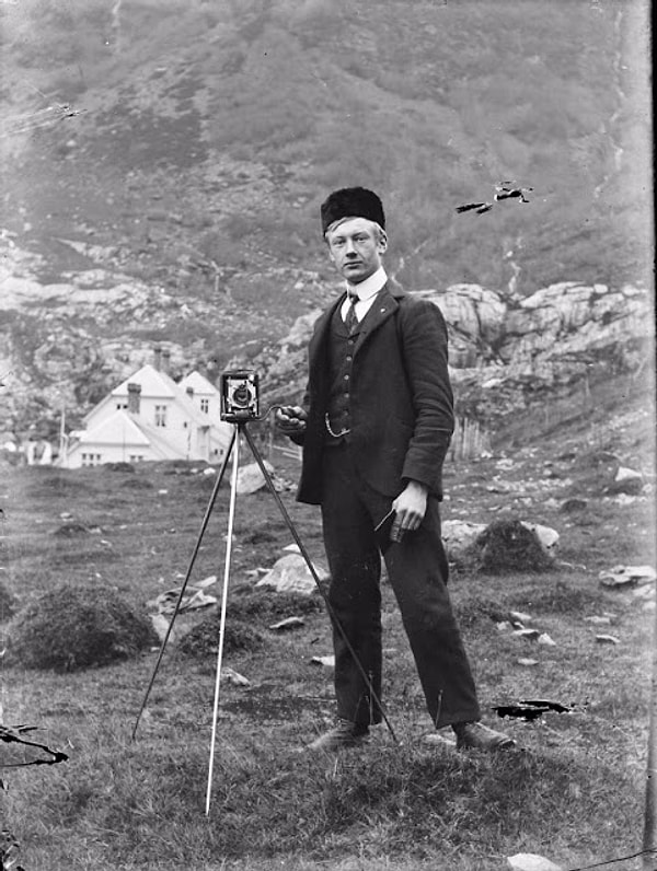 5. Норвежский фотограф Пол Станд фоткает себя в большое зеркало, 1910 год