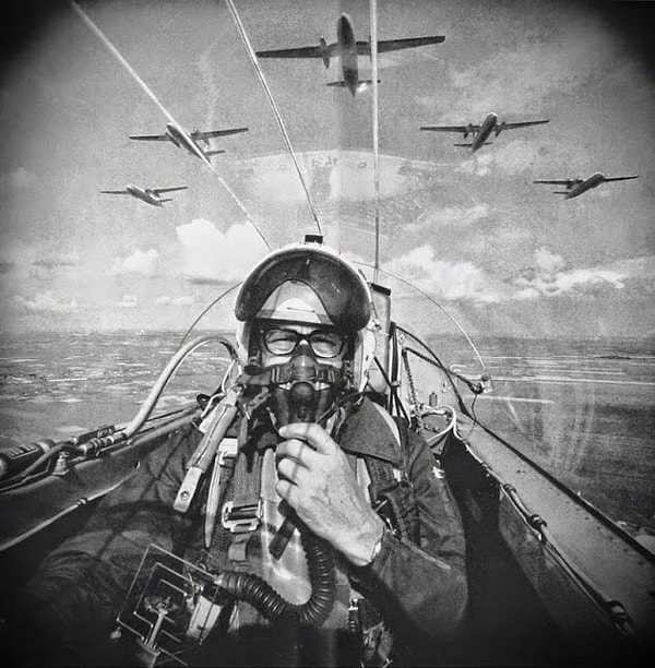 7. Голландский фотограф Фриц Ротганс фотографирует себя в реактивном истребителе, 1966 год: