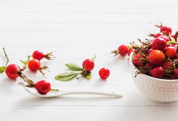 8. На розовых кустах растут фрукты, и это... плоды шиповника!