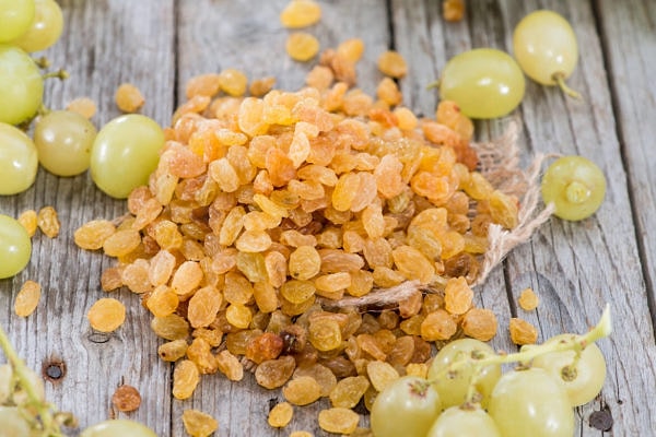 15. Употребление изюма и винограда может привести к почечной недостаточности у собак, а также обернуться летальным исходом для многих других животных.