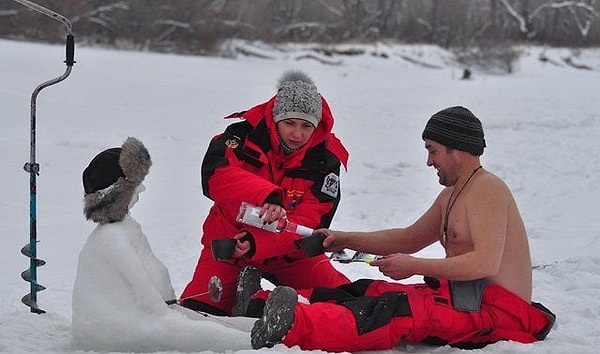 2. Когда третий друг не пришёл на рыбалку, выкручиваться приходится на месте...