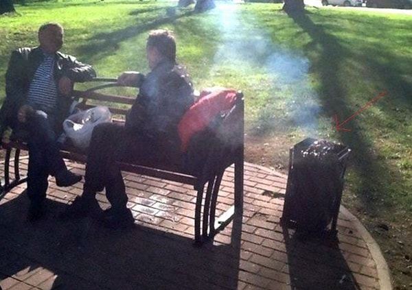 18. Да-да, вам не показалось, там на урне жарятся шашлыки...