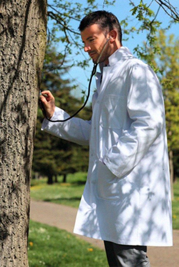 10. "Bir çevrebilimci olarak sizi temin ederim her günümü gereksiz bir şekilde giydiğim laboratuvar önlüğüyle ağaçları stetoskoplayarak geçiriyorum. Vahşi yaşamı anlayabilmek için en ideal yol bu."