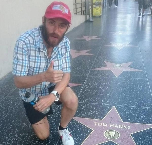 Он также отправлял письмо Тому Хэнксу, но так и не получил ответа от известного актера