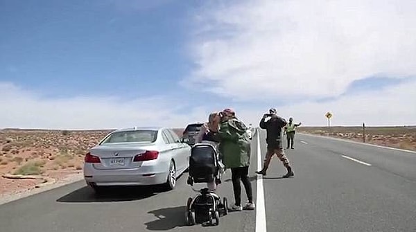 Он все-таки завершил свой забег, а на финише его ожидали любимая девушка и новорожденная дочь