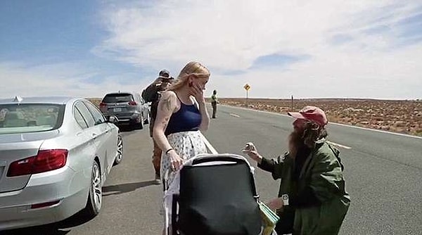 Тогда Роб встал на одно колено и произнес слова, услышать которые от любимого человека мечтает каждая девушка