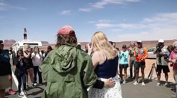 Пара была счастлива, а свидетелями этого события стали десятки людей